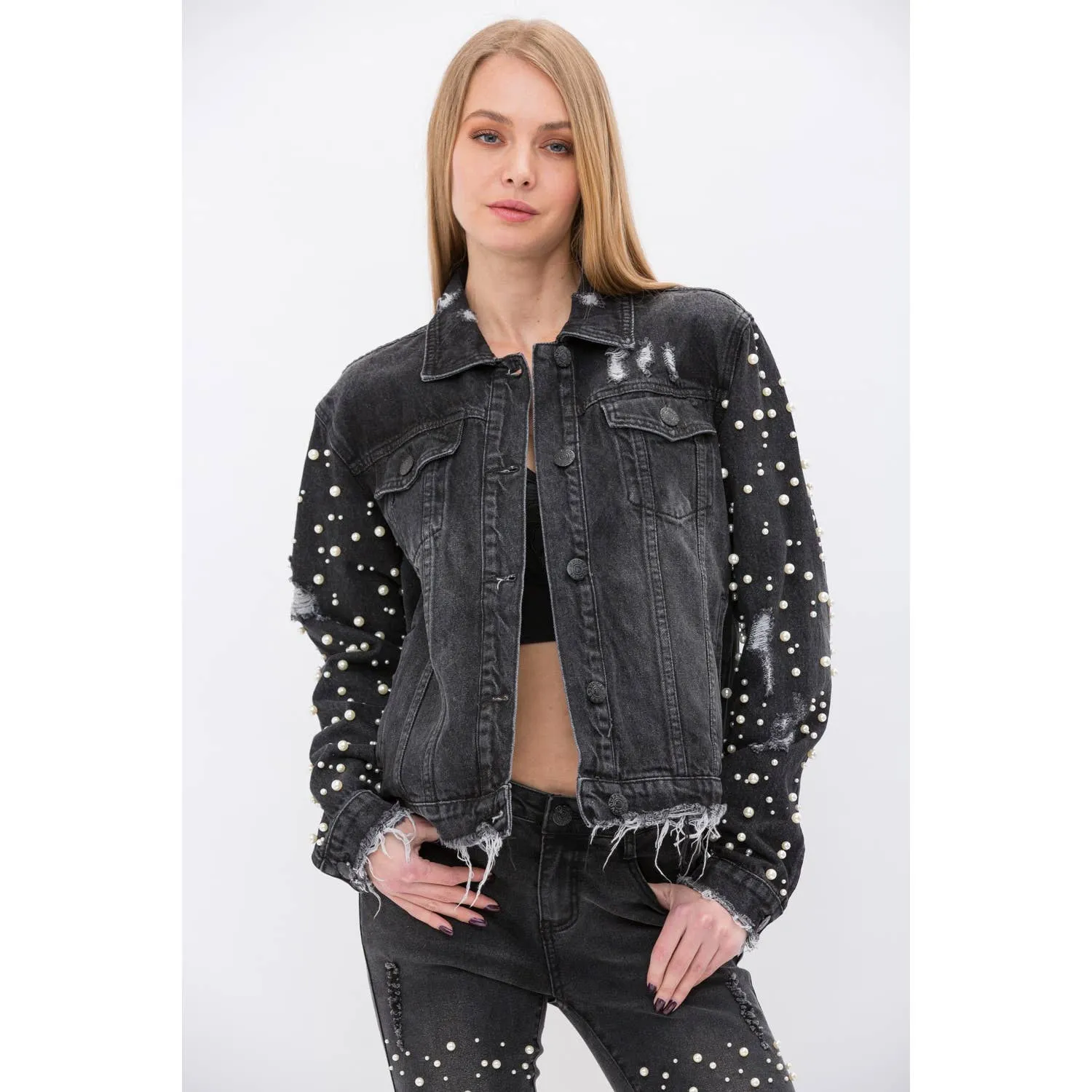 PEARL EMBELLISHED SLEEVE FRAYED DENIM JACKET: DENIM / XL