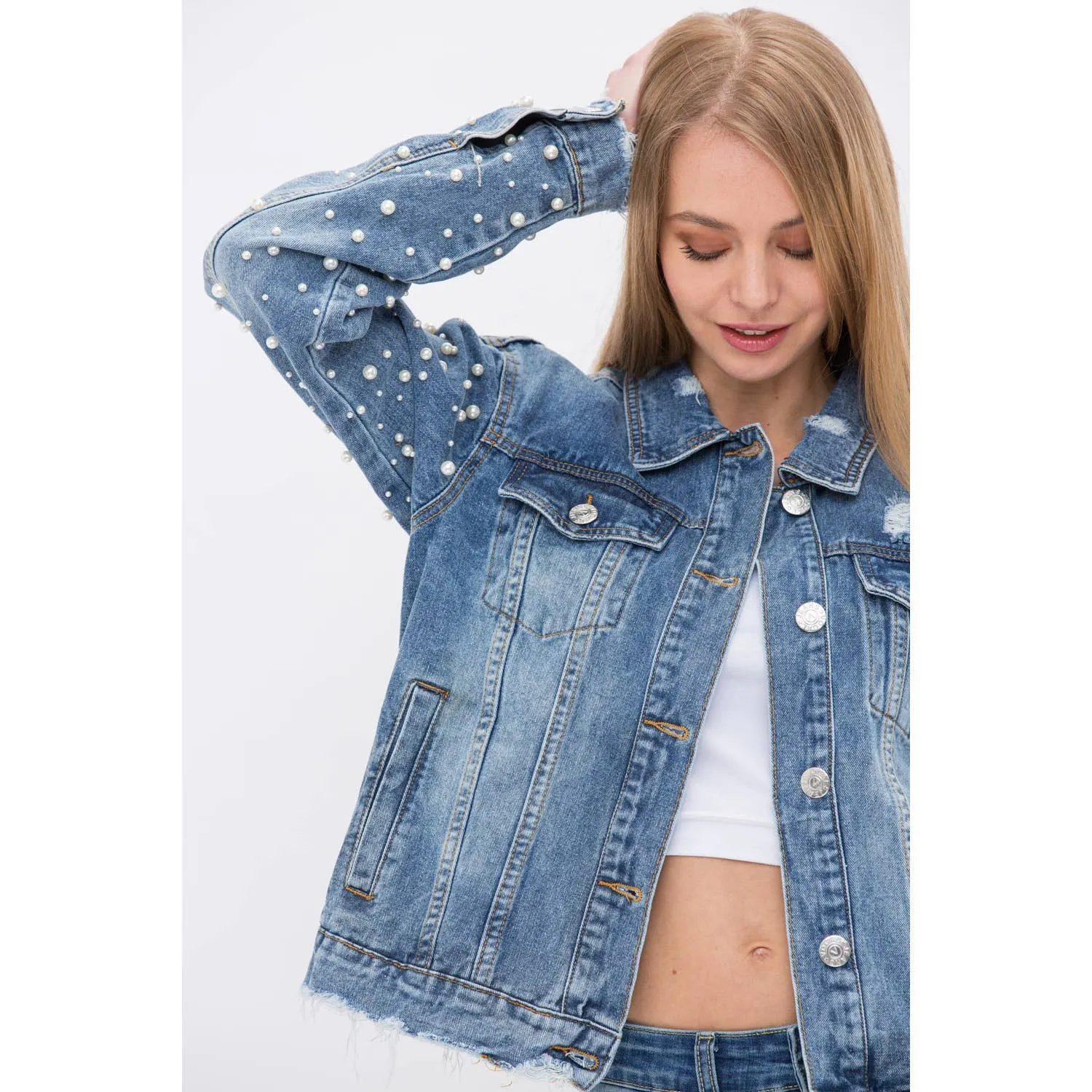 PEARL EMBELLISHED SLEEVE FRAYED DENIM JACKET: DENIM / XL