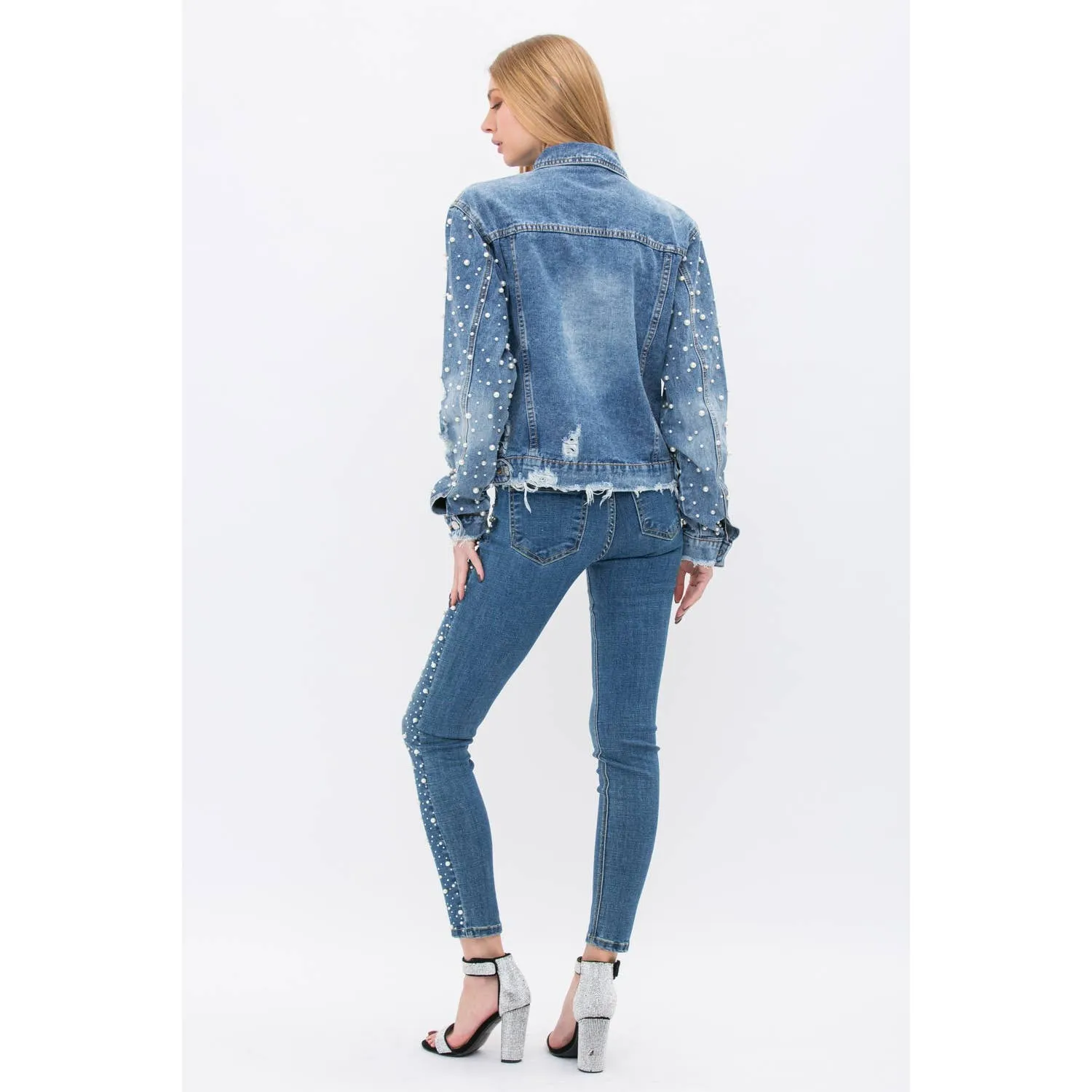 PEARL EMBELLISHED SLEEVE FRAYED DENIM JACKET: DENIM / XL