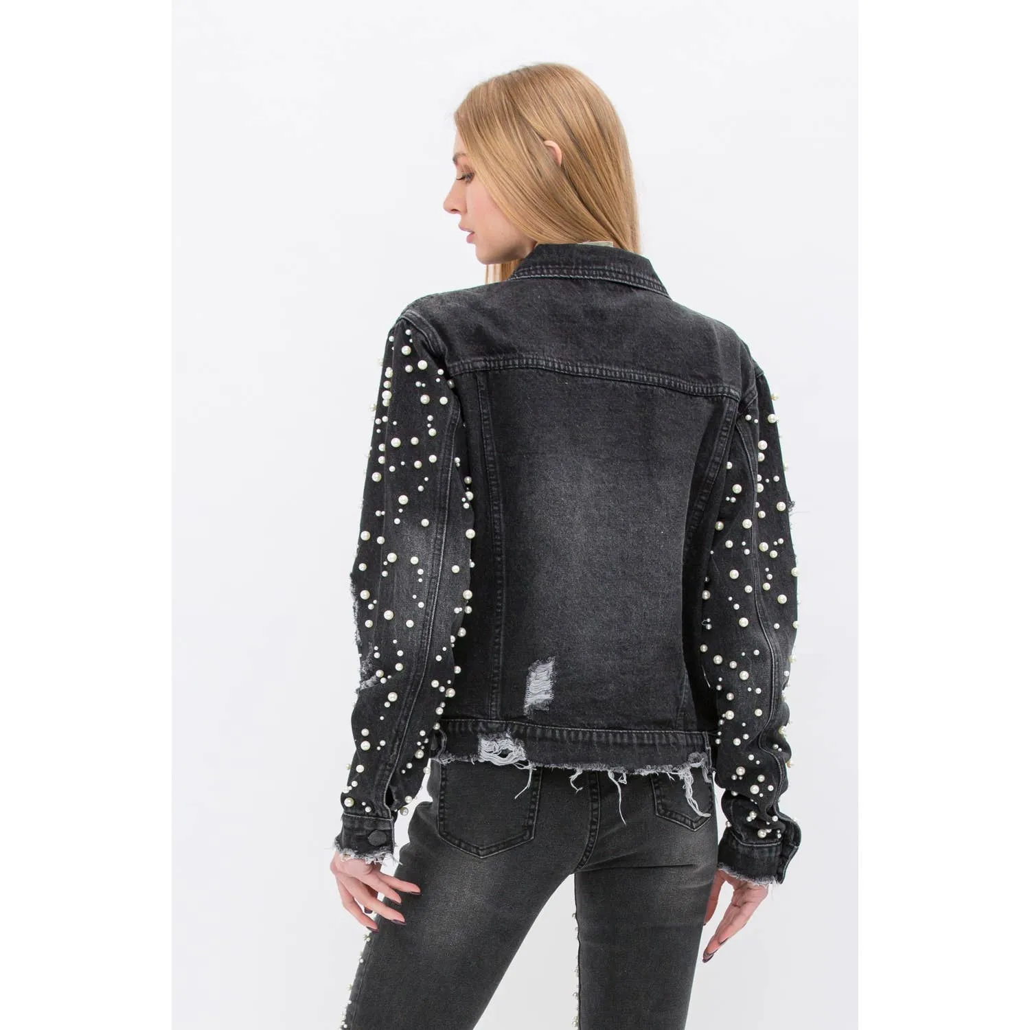 PEARL EMBELLISHED SLEEVE FRAYED DENIM JACKET: DENIM / XL