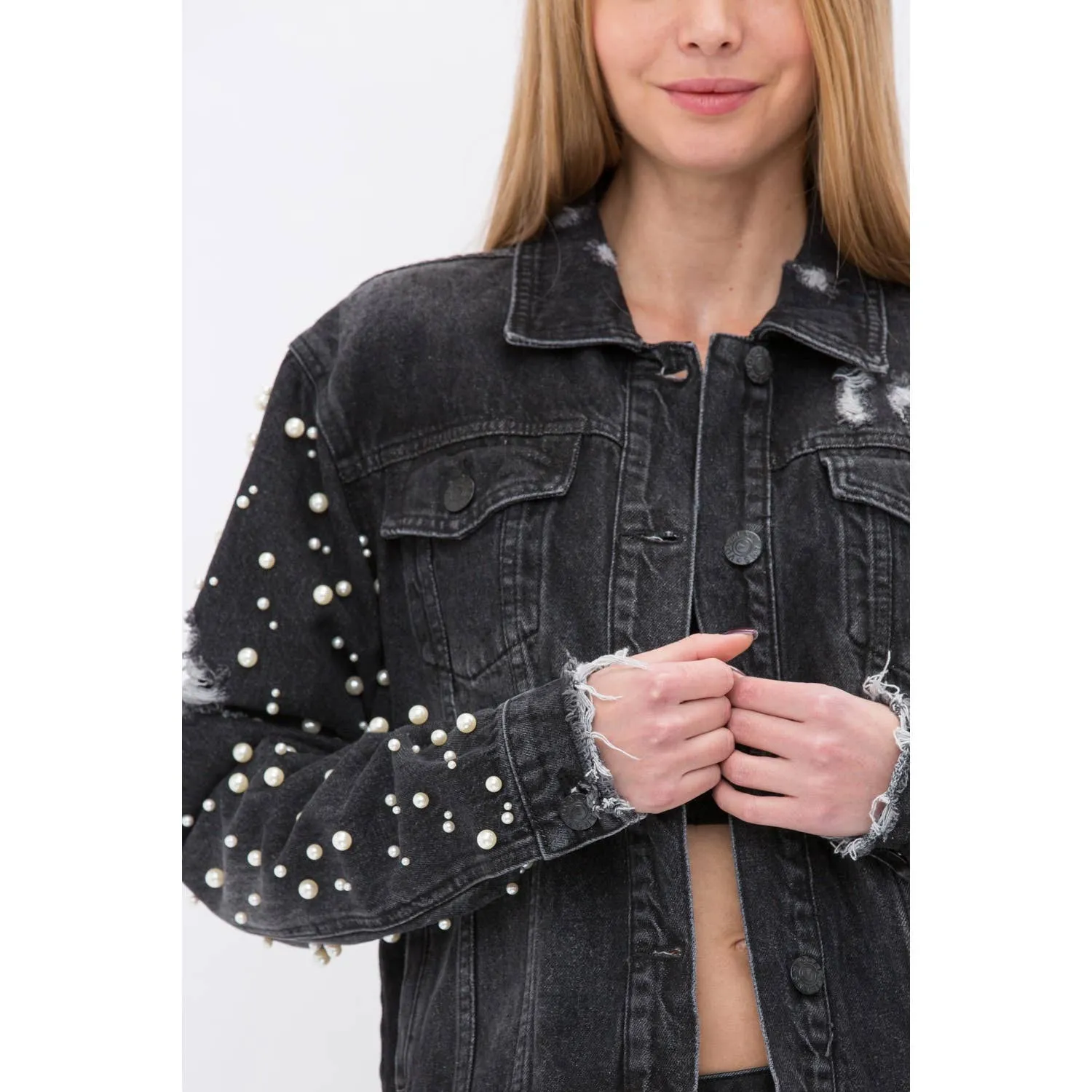 PEARL EMBELLISHED SLEEVE FRAYED DENIM JACKET: DENIM / XL