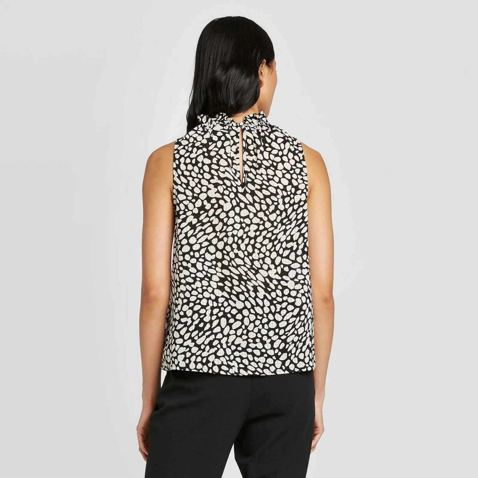 Who What Wear Women's Sleeveless Ruffle Neck Blouse