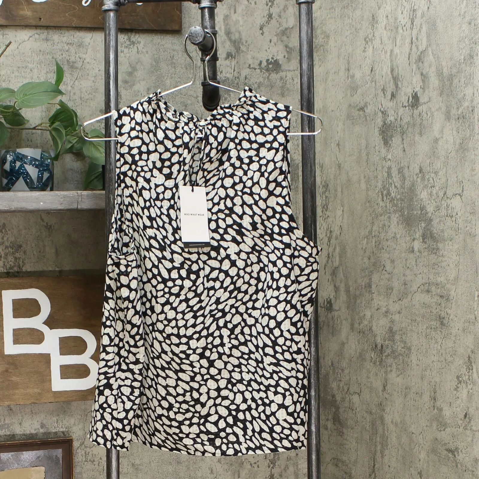 Who What Wear Women's Sleeveless Ruffle Neck Blouse