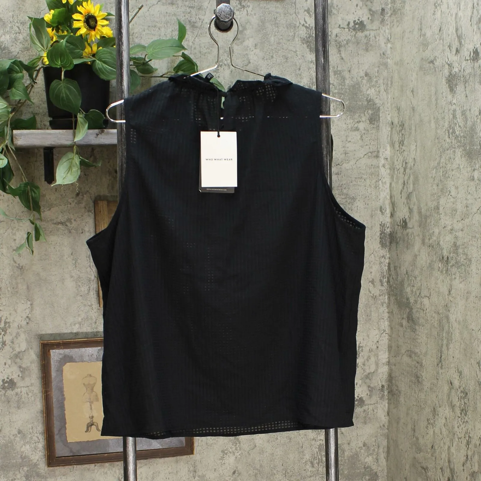Who What Wear Women's Sleeveless Ruffle Neck Blouse