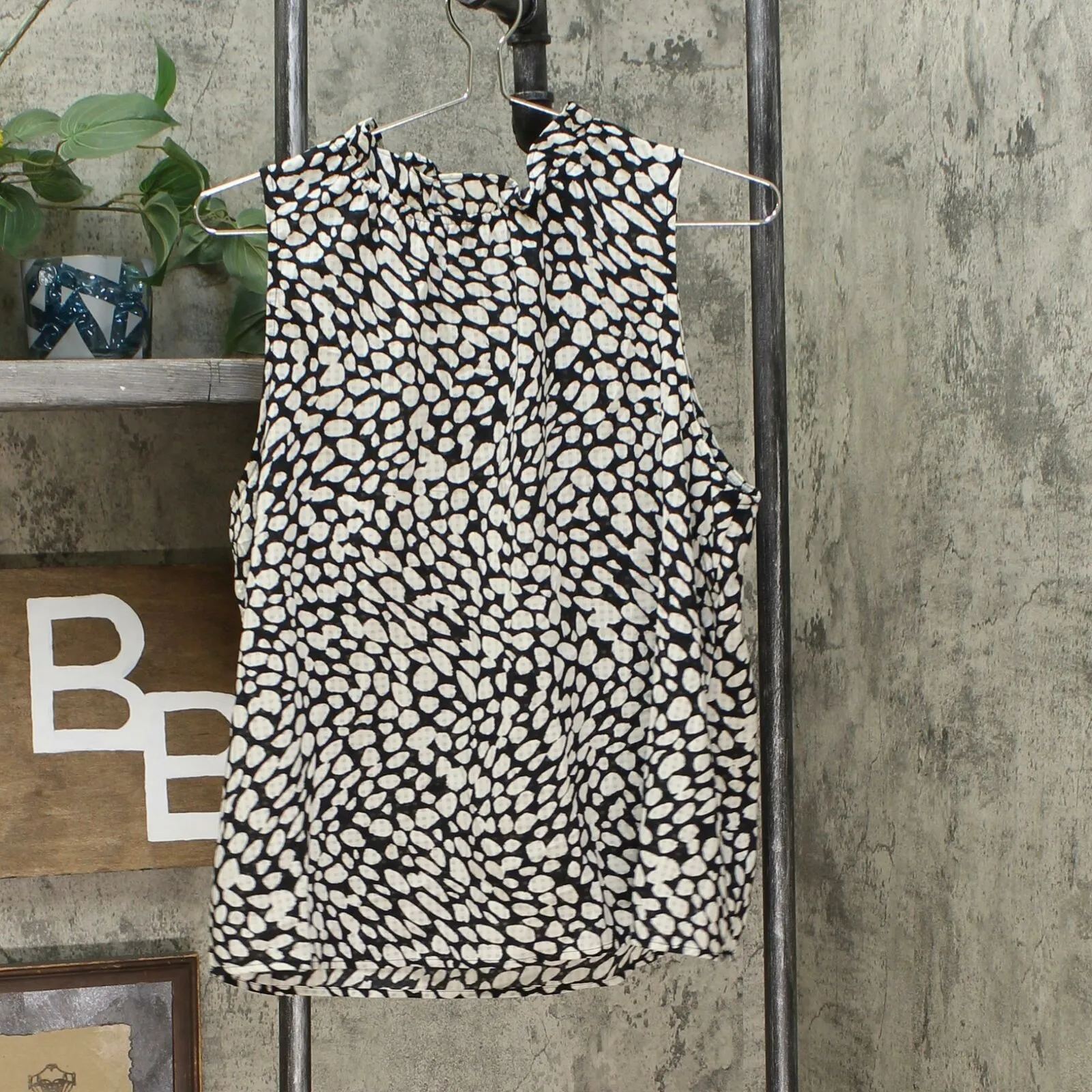 Who What Wear Women's Sleeveless Ruffle Neck Blouse