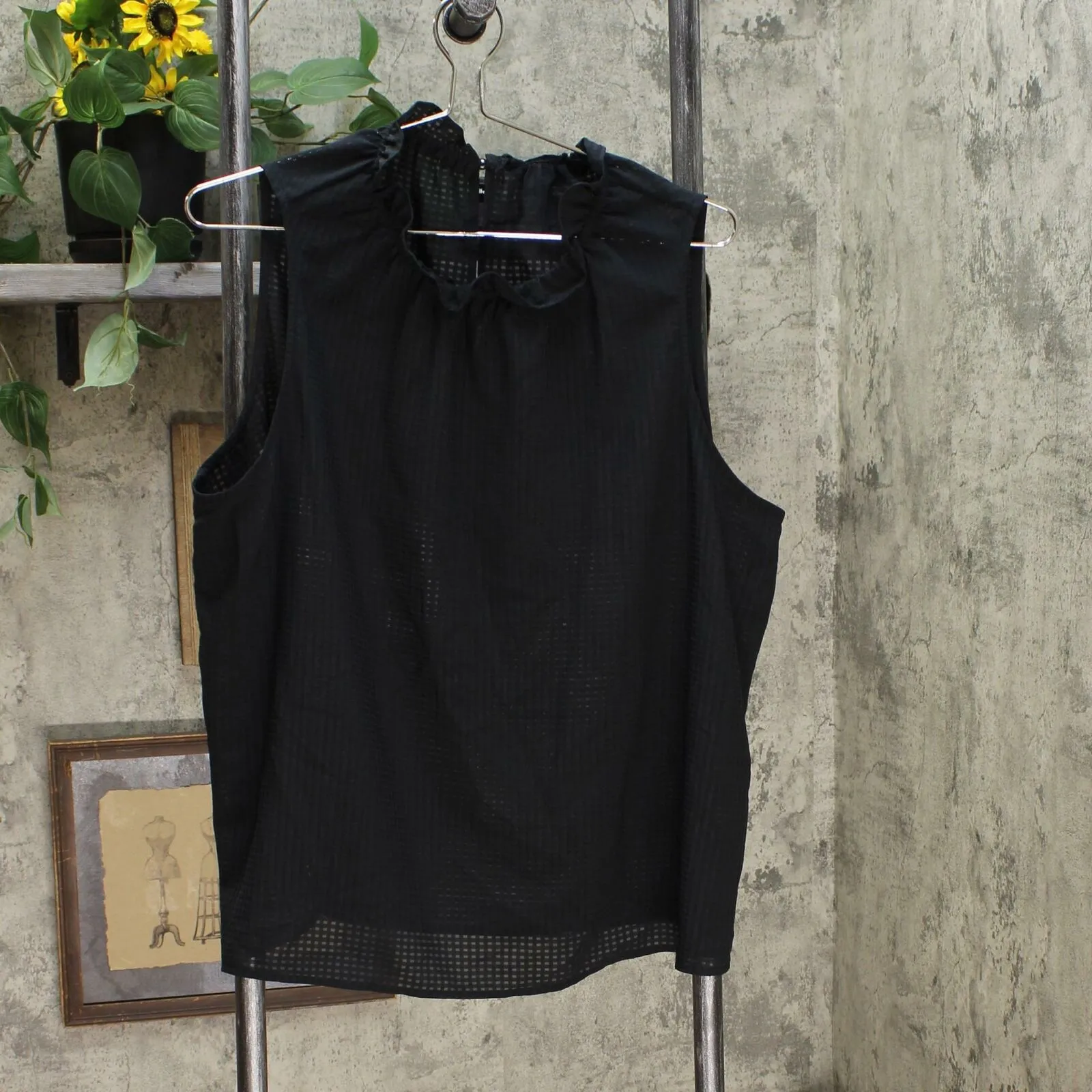 Who What Wear Women's Sleeveless Ruffle Neck Blouse